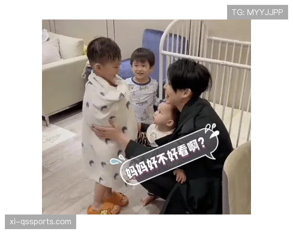 刘翔拎着名牌购物袋排队吃煎饼，旁边大妈盯着他看得比看明星还认真